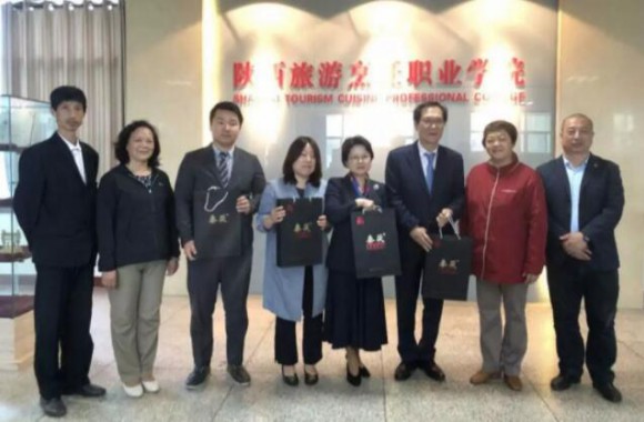 韩国瑚山大学董事长，校长来我们交流访问