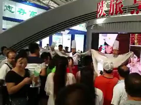 高招会上我们学子精彩的拉面表演！