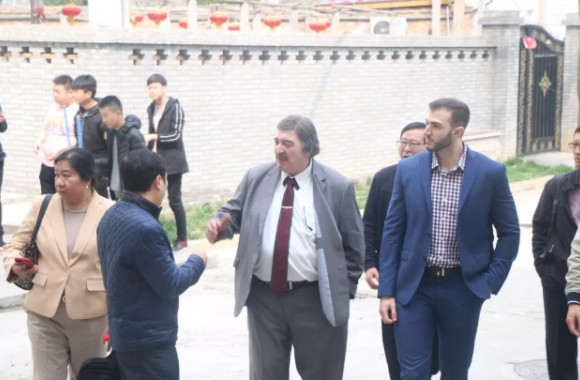 美国Careerdengon公司总裁一行考察与我们签订人才输送战略合作协议