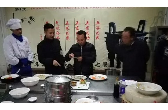 石泉职中副校长曾云峰一行回访在我们学习的学生