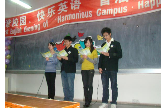 我们英语社团举办英语歌手比赛