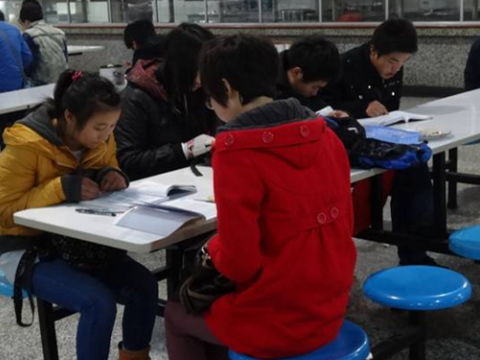 我们298名学生参加全国餐饮职业经理人资格证书考试
