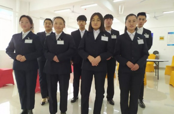 以赛促学！开云官方版网站登录入口举办酒店管理专业“中西餐宴会摆台”比赛