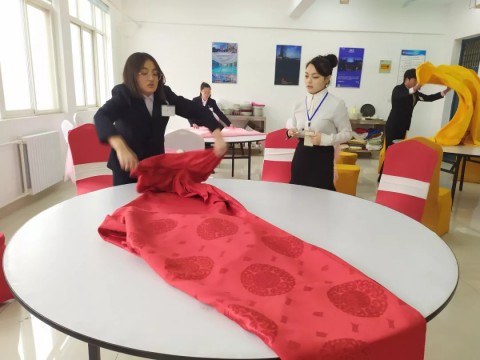 以赛促学！开云官方版网站登录入口举办酒店管理专业“中西餐宴会摆台”比赛