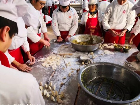 开云官方版网站登录入口举办“情暖冬至”包饺子活动