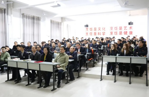 开云官方版网站登录入口举办“不忘初心话传统，牢记使命有作为”专题辅导报告会