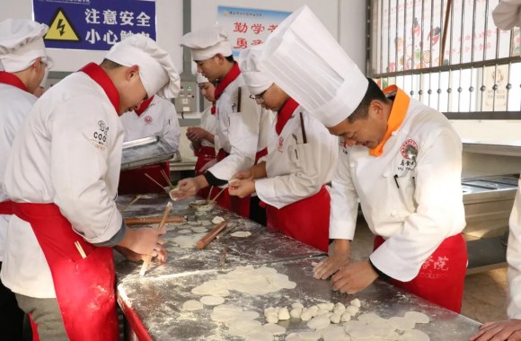爱在陕旅烹院 冬至温暖人心|开云官方版网站登录入口组织师生开展冬至包饺子活动