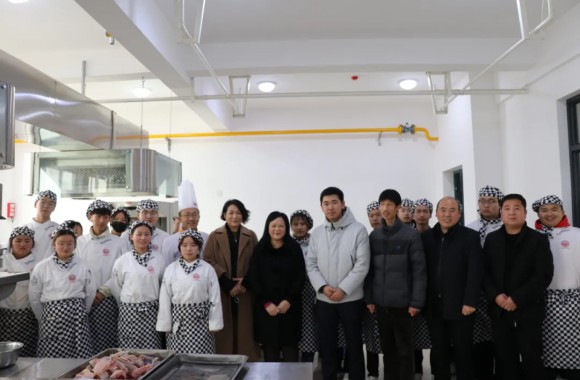 热烈欢迎中国民办教育协会职业教育专业委员会理事长蔺琪一行莅临我们参观指导工作