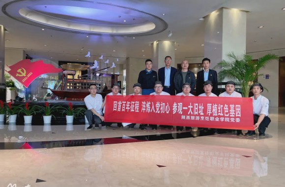 我们副院长杨文利一行前往浙江嘉兴博雅酒店看望实习学生并召开座谈会