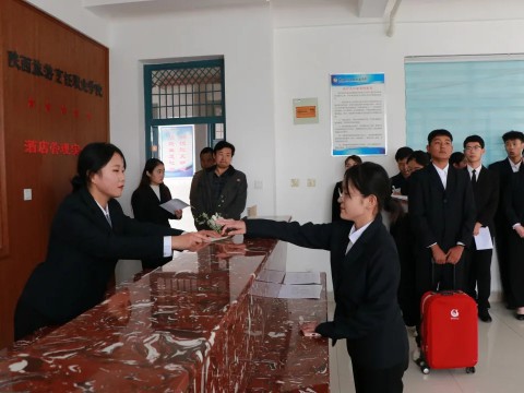 我们酒旅专业组织2021级新生开展前厅服务实训考核