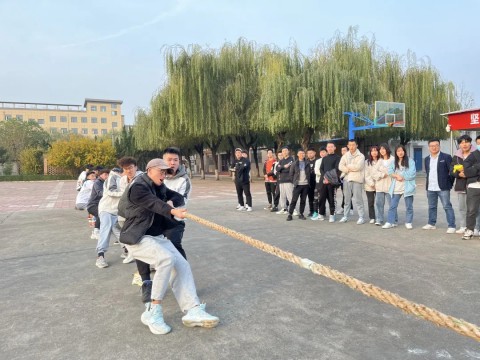 我们开展“快乐拔河，竞展风采”校园拔河比赛