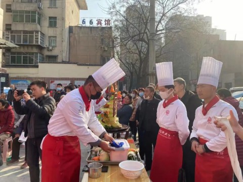 传承孝老美德，弘扬美食文化---我们组织师生进社区开展“养老集市”主题活动