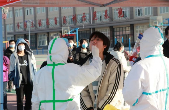 共克时艰，筑牢校园健康安全防线---我们组织开展全体师生核酸检测工作