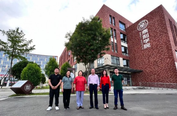 为推动职业教育深入发展，我们领导赴希望教育集团考察学习