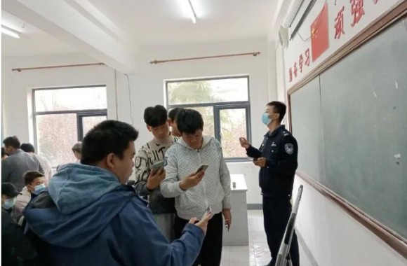 筑牢防诈反诈的坚实堤坝|我们邀请泾河新城分局民警进校开展反诈骗知识宣讲活动