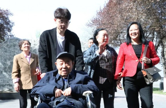 热烈欢迎省委原副书记牟玲生和夫人蔡清荪莅临我们指导工作