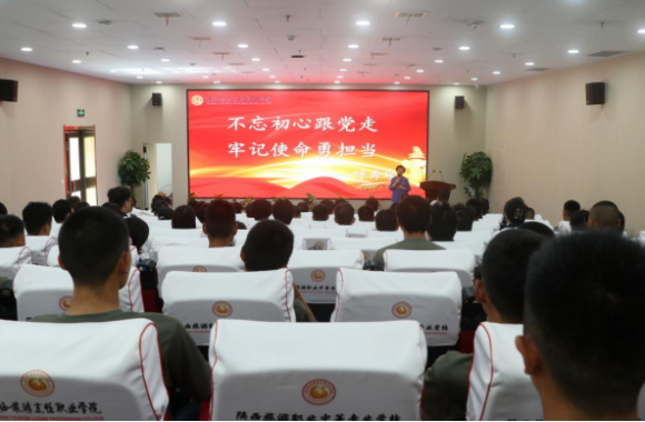 全国道德模范、党和人民满意的四有好老师呼秀珍为我们团员青年授课