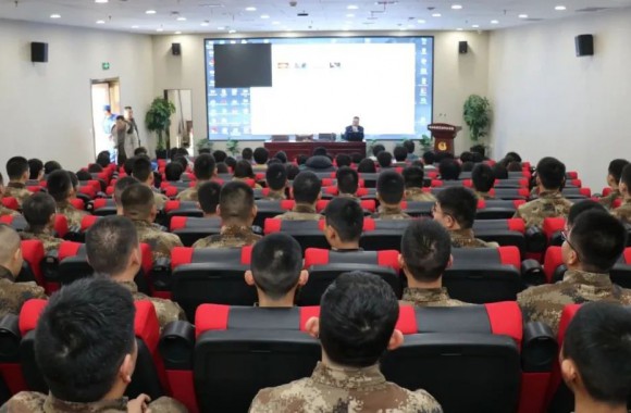 我们联合消防救援大队开展消防灭火应急演练