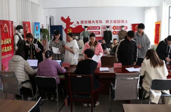 我们专升本现场报名火热进行中……