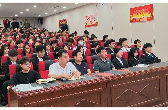 开云官方版网站登录入口2024年春季学期党员发展培训开班仪式暨党课第一讲