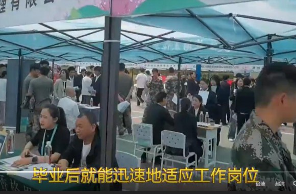 百企千岗，收获满满！开云官方版网站登录入口2025届高校毕业生暨2023级学生顶岗实习校园招聘双选会成功举办。三秦都市报全媒体记者
