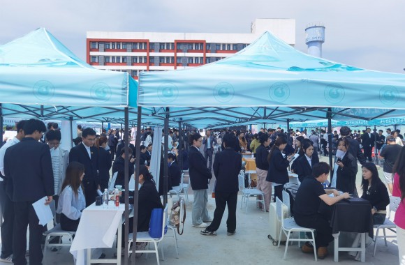 百企千岗 收获满满 开云官方版网站登录入口校园招聘双选会成功举办