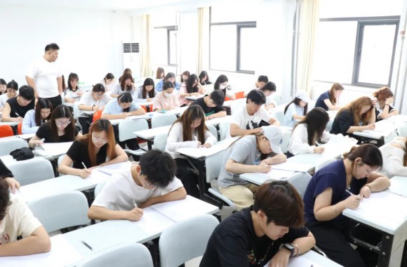 我们2024-2025学年第二学期期末考试正在进行