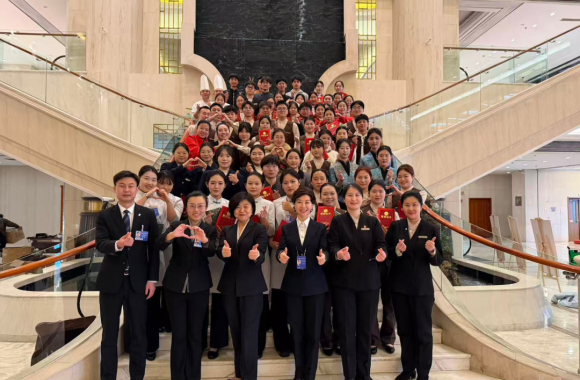 开云官方版网站登录入口学子在北京圆满完成全国两会服务保障任务